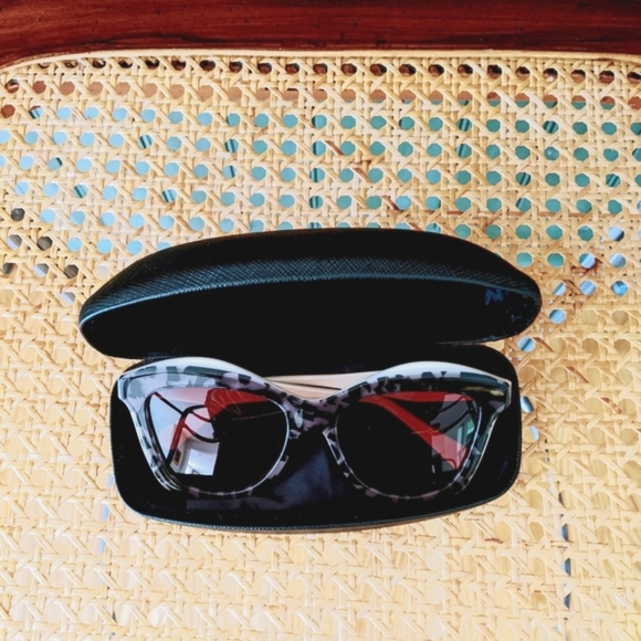 Beautiful Ferragamo sunglasses 🕶️ Used jost one Time .. New condition w box - Picture 13 of 16